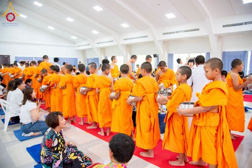 ภาพ No.218089:วันอาทิตย์ที่ 13 เมษายน พ.ศ. 2568 พิธีตักบาตรฉลองสามเณรใหม่ 75 รูป เนื่องในวันสงกรานต์ (โครงการบรรพชาสามเณรฟื้นฟูพระพุทธศาสนาทั่วไทย ประจำปีพุทธศักราช 2568) ณ ศูนย์ปฏิบัติธรรมระยอง(บ้านช่องลม) ตำบลบางบุตร อำเภอบ้านค่าย จังหวัดระยอง