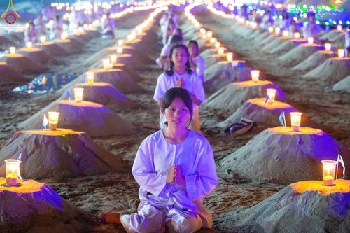 ภาพ No.138678:Photo Story  มหัศจรรย์วัดดงดินแดง Episode 6 พระภิกษุ-สามเณร ในโครงการบรรพชาอุปสมบทหมู่  กว่า 500 รูป และศีลจาริณีกว่า 300 คน ร่วมกันก่อพระเจดีย์ทราย 20,000 องค์ และจุดประทีป  บูชาธรรม 80 ปี หลวงพ่อธมฺมชโย กลางลำน้ำแม่ตื่น