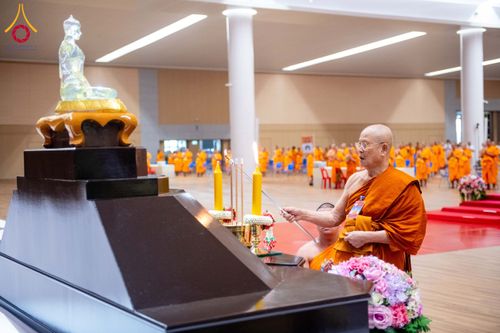 ภาพ No.208822:พระบาทสมเด็จพระเจ้าอยู่หัวทรงพระกรุณาโปรดเกล้าฯ พระราชทานภัตตาหารพระราชทาน แด่พระภิกษุ สามเณร ในการสอบบาลีสนามหลวง ณ วัดพระธรรมกาย วันที่ 22 กุมภาพันธ์ พ.ศ. 2568 ณ วัดพระธรรมกาย อำเภอคลองหลวง จังหวัดปทุมธานี