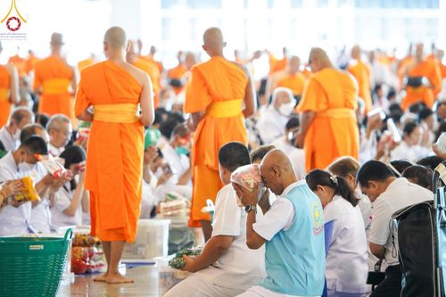 ภาพ No.151037:พิธีตักบาตร ในวันอาทิตย์ต้นเดือน วันที่ 1 กันยายน พ.ศ. 2567 ณ สภาธรรมกายสากล วัดพระธรรมกาย
