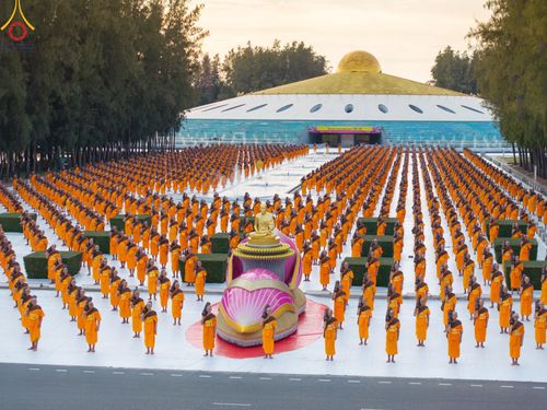 ภาพ No.186963:พระธรรมยาตราปฏิบัติธรรม และถ่ายภาพหมู่ประวัติศาสตร์ ปีที่ 13 ณ ลานทิศตะวันออก มหาวิหารพระมงคลเทพมุนี วัดพระธรรมกาย จ.ปทุมธานี วันเสาร์ที่ 28 ธันวาคม พ.ศ. 2567