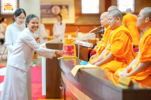 ภาพ No.169426:พิธีทอดกฐินสามัคคี เพื่อสนับสนุนการเผยแผ่พระพุทธศาสนาวิชชาธรรมกาย ณ วัดพระธรรมกายลอนดอน สหราชอาณาจักร วันอาทิตย์ที่ 20 ตุลาคม พ.ศ. 2567