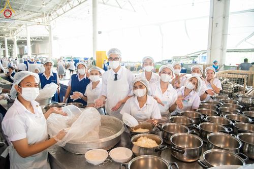 ภาพ No.58857:V.40 ภัตตาหารพระหมื่นวัด เราจัดให้ การปฏิบัติงานของเจ้าหน้าที่และอาสาสมัคร เพื่อรับบุญในการถวายภัตตาหาร แด่คณะสงฆ์ 10,000 กว่าวัดทั่วประเทศ ที่มาร่วมงานวันคุ้มครองโลก จันทร์ที่ 22 เมษายน พ.ศ. 2567 ณ วัดพระธรรมกาย