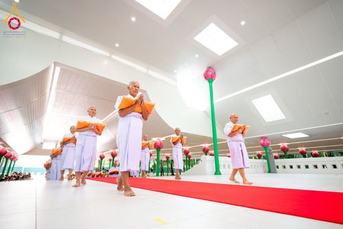 ภาพ No.244725:วันเสาร์ที่ 6 กันยายน พ.ศ. 2568 พิธีขอขมา-รับผ้าไตรของนาคธรรมทายาท โครงการอุปสมบทหมู่บูชาธรรมครบรอบ 108 ปี  วันครูผู้ค้นพบวิชชาธรรมกาย ณ โบสถ์พระไตรปิฎก วัดพระธรรมกาย