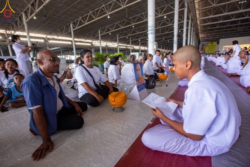 ภาพ No.133945:พิธีขอขมามอบผ้าไตร โครงการบรรพชาสามเณร ศูนย์อบรมวัดพระธรรมกาย ณ วัดพระธรรมกาย วันเสาร์ที่ 6 เมษายน พ.ศ. 2567