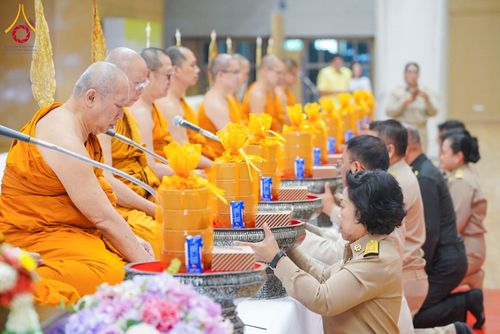 ภาพ No.208991:พระบาทสมเด็จพระเจ้าอยู่หัว ทรงมีพระราชศรัทธาทรงพระกรุณาโปรดเกล้าฯ ให้บำเพ็ญพระราชกุศลถวายภัตตาหารพระราชทาน การสอบบาลีสนามหลวง ณ วัดพระธรรมกาย ย อ.คลองหลวง จ.ปทุมธานี วันที่ 23-24 กุมภาพันธ์ พ.ศ. 2568