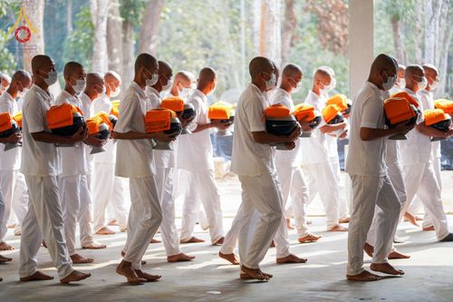 ภาพ No.75966:พิธีบรรพชาสามเณร ณ วัดปันชารี สันติปูร์ อรัญกฏิ เมืองคาร์กาชารี ประเทศบังกลาเทศ วันที่ 10 กุมภาพันธ์ พ.ศ. 2566