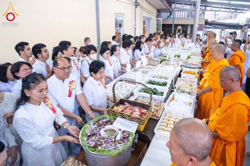 ภาพ No.196396:พิธีถวายภัตตาหารเป็นสังฆทาน แด่พระธรรมยาตรา ณ วัดโบสถ์(บน) ตำบลบางคูเวียง อำเภอบางกรวย จังหวัดนนทบุรี ในโครงการธรรมยาตรา กตัญญูบูชา มหาปูชนียาจารย์ พระมงคลเทพมุนี(สด จนฺทสโร) พระผู้ปราบมาร อนุสรณ์สถาน 7 แห่ง ปีที่ 13 วันที่ 17 มกราคม พ.ศ. 2568