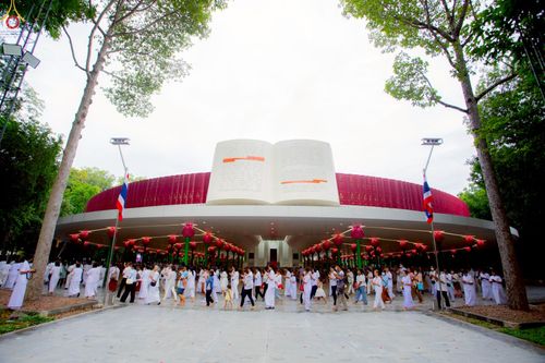 ภาพ No.227400:วันเสาร์ที่ 31 พฤษภาคม พ.ศ. 2568 พิธีเวียนประทักษิณรอบพระอุโบสถ ในพิธีอุปสมบท สามเณรเตรียม DCI รุ่นที่ 22 ณ อุโบสถพระไตรปิฎก วัดพระธรรมกาย