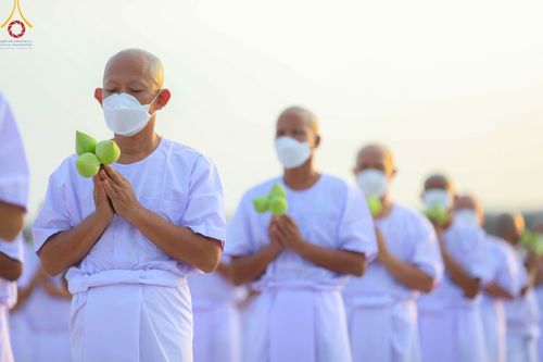 ภาพ No.101460:พิธีเวียนประทักษิณ, พิธีวันทาเจดีย์, พิธีขอขมาและมอบผ้าไตร ในโครงการอุปสมบทหมู่ รุ่นบูชาธรรมมหาปูชนียาจารย์ ณ วัดพระธรรมกาย ในวันที่ 9 ธันวาคม พ.ศ. 2566