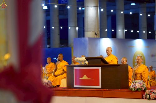 ภาพ No.224000:วันวิสาขบูชา วันอาทิตย์ที่ 11 พฤษภาคม พ.ศ. 2568 พิธีจุดวิสาขประทีป ,  พิธีเวียนประทักษิณรอบพระมหาธรรมกายเจดีย์ , พิธีฉลองชัยสวดมนต์บทธัมมจักกัปปวัตตนสูตร ครบ 7,357,000,000 จบ ณ มหารัตนวิหารคด วัดพระธรรมกาย