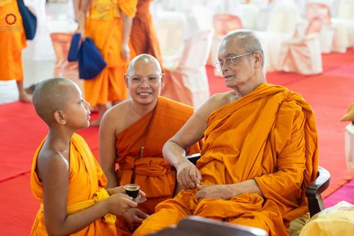 ภาพ No.60355:การต้อนรับพระสังฆาธิการ 10,000 กว่าวัดทั่วประเทศ พิธีมอบปัจจัยช่วยเหลือครู 4 จังหวัดชายแดนภาคใต้ พิธีปฏิบัติธรรม ในวันคุ้มครองโลก วันจันทร์ที่ 22 เมษายน พ.ศ.2567 ณ วัดพระธรรมกาย จ.ปทุมธานี