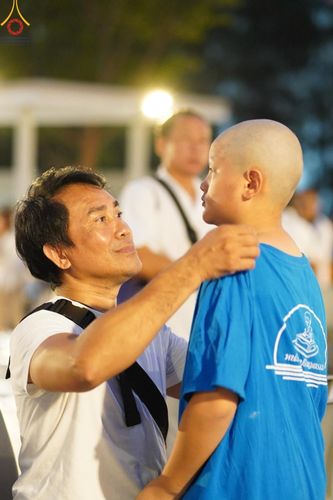 ภาพ No.132938:พิธีตัดปอยผม โครงการหน่อแก้วเปรียญธรรม รุ่นที่ 12 ณ ค่ายจองแชมป์ หมู่กฏิสามเณรเปรียญธรรม วัดพระธรรมกาย วันอาทิตย์ที่ 31 มีนาคม พ.ศ. 2567