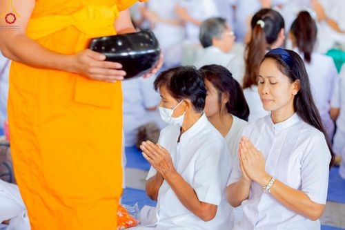 ภาพ No.222014:วันที่ 4 พฤษภาคม พ.ศ. 2568 พิธีตักบาตร เนื่องในวันอาทิตย์ต้นเดือน ณ บ้านแก้วเรือนทองคุณยายฯ วัดพระธรรมกาย