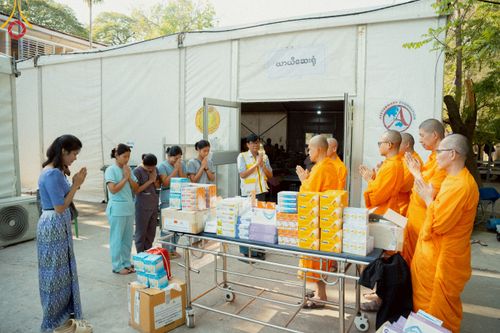 ภาพ No.220343:วันที่ 17 เมษายน พ.ศ. 2568 ผู้แทนวัดพระธรรมกาย ลงพื้นที่เยียวยา ซับน้ำตาเหยื่อแผ่นดินไหวมัณฑะเลย์