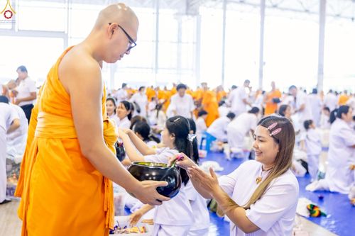 ภาพ No.243516:วันที่ 7 กันยายน พ.ศ. 2568 พิธีตักบาตร ข้าวสารอาหารแห้ง ในวันครูผู้ค้นพบวิชชาธรรมกาย ณ บ้านแก้วเรือนทองคุณยายฯ สภาธรรมกายสากล วัดพระธรรมกาย
