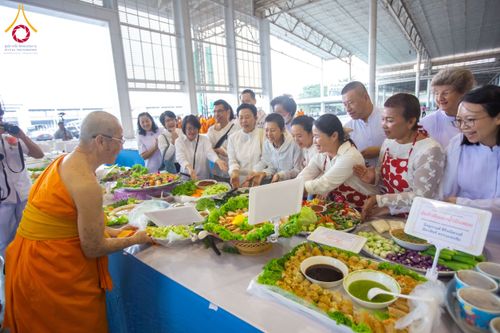 ภาพ No.203234:พิธีถวายภัตตาหารเป็นสังฆทาน แด่พระธรรมยาตรา ณ วัดพระธรรมกาย ตำบลคลองสาม อำเภอคลองหลวง จังหวัดปทุมธานี ในโครงการธรรมยาตรา กตัญญูบูชา มหาปูชนียาจารย์ พระมงคลเทพมุนี(สด จนฺทสโร) พระผู้ปราบมาร อนุสรณ์สถาน 7 แห่ง ปีที่ 13 วันที่ 29 มกราคม พ.ศ. 2568