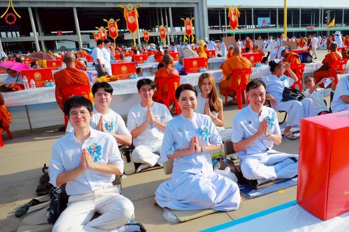 ภาพ No.221598:วันอังคารที่ 22 เมษายน พ.ศ. 2568 ภาพพิธีถวายมหาสังฆทานคณะสงฆ์ 40,000 กว่าวัดทั่วประเทศ เนื่องในวันคุ้มครองโลก ชุดที่ 2 (ปลื้มให้สมการรอคอย) ณ ลานธรรมพระมหาธรรมกายเจดีย์ วัดพระธรรมกาย