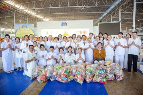 ภาพ No.177614:พิธีตักบาตรและพิธีบูชาข้าวพระ ในวันอาทิตย์ต้นเดือนที่ 1 ธันวาคม พ.ศ. 2567 ณ สภาธรรมกายสากล วัดพระธรรมกาย