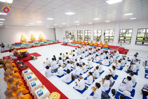 ภาพ No.160839:พิธีเจริญพระพุทธมนต์ และปิดแผ่นทองรูปเหมือน พระเดชพระคุณพระมงคลเทพมุนี (สด จนฺทสโร) พระผู้ปราบมาร จำนวน 3 องค์ วันเสาร์ที่ 5 ตุลาคม พ.ศ. 2567 ณ อาคารปลูกศรัทธา 2 (ชานชลาเดิม) วัดพระธรรมกาย อ.คลองหลวง จ.ปทุมธานี