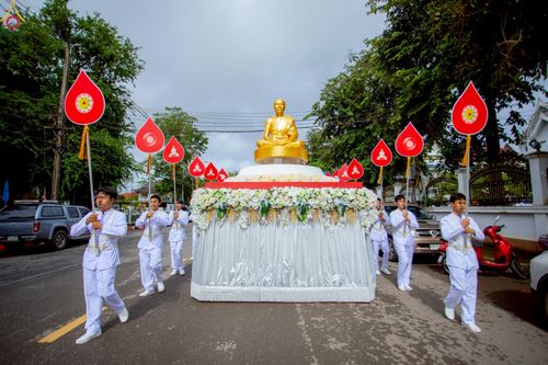 ภาพ No.239213:วันอาทิตย์ที่ 17 สิงหาคม พ.ศ. 2568 พิธีอัญเชิญรูปเหมือนพระมงคลเทพมุนี (สด จันทสโร) ณ ศาลากลางจังหวัดเลย ถึงลานพญานาค สวนสาธารณะกุดป่อง อ.เมือง จ.เลย