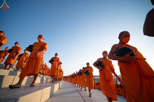 ภาพ No.105283:พิธีตักบาตรฉลองพระบวชใหม่ รุ่นบูชาธรรมมหาปูชนียาจารย์ และต้อนรับศักราชใหม่ วันจันทร์ที่ 1 มกราคม พ.ศ. 2567 ณ ลานธรรมพระมหาธรรมกายเจดีย์ วัดพระธรรมกาย