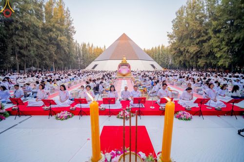 ภาพ No.107414:พิธีตักบาตรพระธรรมยาตราฯ ในโครงการธรรมยาตรากตัญญูบูชา มหาปูชนียาจารย์ พระมงคลเทพมุนี(สด จนฺทสโร) พระผู้ปราบมาร ปีที่ 12 ณ อนุสรณ์สถานมหาวิหารพระมงคลเทพมุนี อ.สองพี่น้อง จ.สุพรรณบุรี วันที่ 7 มกราคม พ.ศ. 2567