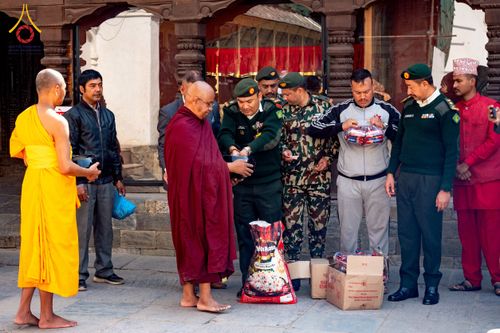 ภาพ No.213148:วันที่ 17 - 18 มีนาคม พ.ศ. 2568 คณะสงฆ์และสามเณรเดินบิณฑบาต รอบเมืองในพื้นที่ วัดสยมภูวนาถและราชวังปาตัน ณ เมืองกาฐมาณฑุ ประเทศเนปาล