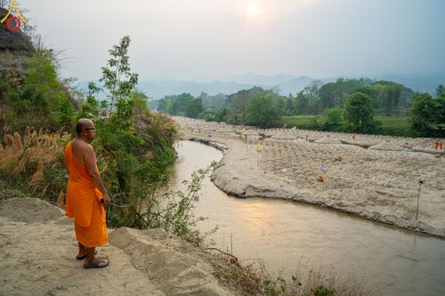 ภาพ No.140372:Photo Story มหัศจรรย์วัดดงดินแดง  EP.8  ภาพการเตรียมงาน การปฎิบัติงาน ของเหล่าผู้ทุ่มเทและเสียสละ เพื่อความสำเร็จของความมหัศจรรย์ ณ วัดดงดินแดง ต.ม่อนจอง อ.อมก๋อย จ.เชียงใหม่ วันที่ 1-7 เมษายน พ.ศ. 2567