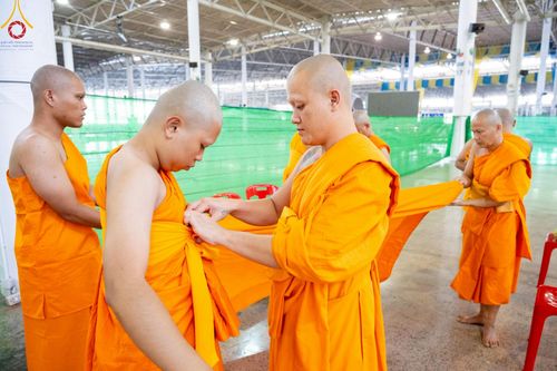 ภาพ No.217230:วันเสาร์ที่ 12 เมษายน พ.ศ. 2568 พิธีบรรพชา พิธีขอศีลและขอนิสสัย พิธีมอบบาตร ในโครงการอุปสมบทหมู่ บูชาธรรมหลวงพ่อธัมมชโย, โครงการธรรมทายาท ระดับอุดมศึกษา รุ่นที่ 52 ,  โครงการบวชพระนานาชาติ AEC & WAB CEO รุ่นที่ 4 ณ วัดพระธรรมกาย