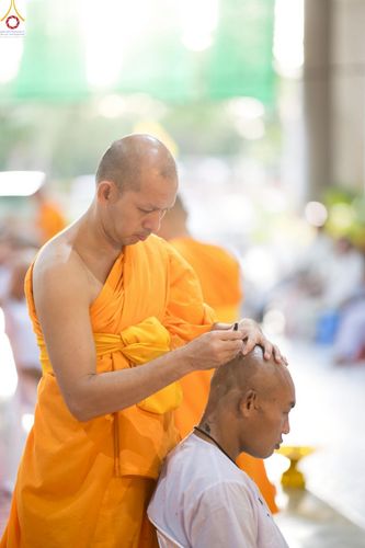 ภาพ No.242993:วันที่ 31 สิงหาคม พ.ศ. 2568 พิธีตัดปอยผมและปลงผม โครงการอุปสมบทหมู่บูชาธรรม ครบรอบ 108 ปี วันครูผู้ค้นพบวิชชาธรรมกาย ณ วัดพระธรรมกาย