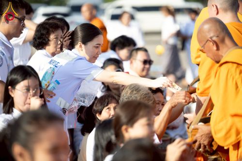 ภาพ No.250578:วันพุธที่ 8 ตุลาคม พ.ศ. 2568 พิธีตักบาตรเทโวโรหณะ ณ ลานธรรมปทุมรัตน์ธรรมเจดีย์ พุทธอุทยานนานาชาติ อ.โพนพิสัย จ.หนองคาย