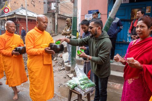 ภาพ No.132575:สามเณรเนปาล บิณฑบาต ย่านทาเมล เมืองกาฐมาณฑุ และเมืองปาฏัน ในโครงการบรรพชา 1,250 รูป ประเทศเนปาล วันที่ 20 มีนาคม พ.ศ. 2567