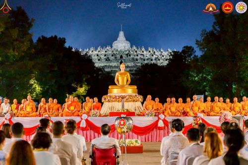 ภาพ No.224516:วันจันทร์ที่ 12 พฤษภาคม พ.ศ. 2568  ชาวพุทธในอินโดนีเซีย ร่วมฉลองวิสาขบูชาจุดประทีปกว่า 200,000 ดวง ณ พระมหาเจดีย์บรมพุทโธ  เจริญพุทธมนต์ถวาย “พระวชิรเกล้าเจ้าอยู่หัว”