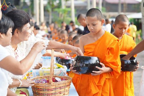 ภาพ No.61108:สามเณรออกบิณฑบาต และกิจกรรมอบรมสามเณร ในโครงการบรรพชาสามเณรฟื้นฟู พระพุทธศาสนาทั่วไทย ณ ศูนย์อบรมที่พักสงฆ์บ้านร่มเย็น จ.นราธิวาส วันที่ 2-15 เมษายน พ.ศ. 2567