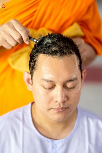 ภาพ No.248638:วันที่ 28 กันยายน พ.ศ. 2568 พิธีตัดปอยผม และปลงผม โครงการอุปสมบทบูชาธรรม 141 ปี พระมงคลเทพมุนี ณ วิหารคด วัดพระธรรมกาย