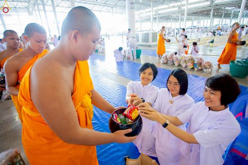 ภาพ No.227908:วันอาทิตย์ที่ 1 มิถุนายน พ.ศ. 2568 พิธีตักบาตร , พิธีบูชาข้าวพระ ณ วัดพระธรรมกาย จ.ปทุมธานี