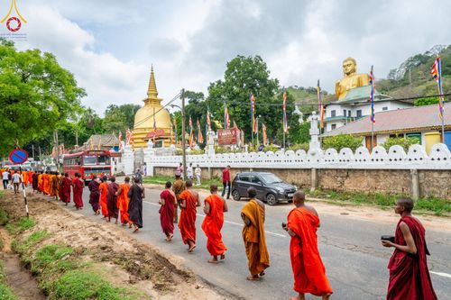 ภาพ No.139452:พิธีตักบาตรรอบเมืองดัมบุลล่า เทศกาลวิสาขบูชาแห่งชาติ ศรีลังกา เมื่อวันที่ 16 พฤษภาคมที่ผ่านมา คณะสงฆ์จากวัดพระธรรมกาย และคณะพระภิกษุสามเณรศรีลังกา ในโครงการสยาม-ลังกา ธรรมยาตรา ฉลองเทศกาลวิสาขบูชาแห่งชาติ ศรีลังกา บูชาธรรม 80 ปีหลวงพ่อธัมมชโย