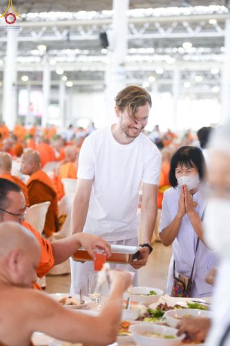 ภาพ No.60252:คณะสงฆ์ 10,000 กว่าวัดฉันภัตตาหารเพล ในวันคุ้มครองโลก วันจันทร์ที่ 22 เมษายน พ.ศ. 2567 ณ สภาธรรมกายสากล วัดพระธรรมกาย