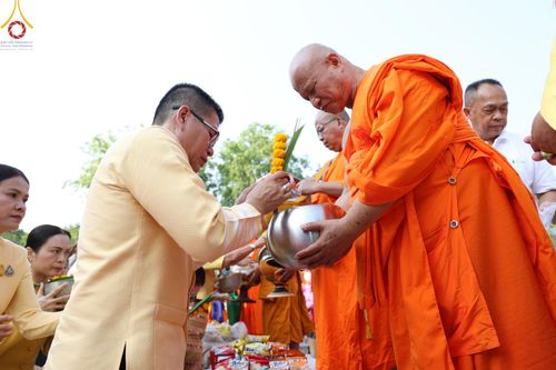 ภาพ No.58730:พิธีตักบาตรพระ ๑,๐๐๐ รูป สมโภชครบรอบ ๘๐๐ ปี พระบรมธาตุเมืองเชลียง ณ วัดพระศรีรัตนมหาธาตุ ราชวรวิหาร  (วัดพระปรางค์) ต.ศรีสัชนาลัย  อ.ศรีสัชนาลัย จ.สุโขทัย วันพฤหัสบดีที่ ๒๕ เมษายน พ.ศ. ๒๕๖๗