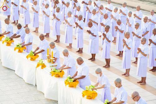 ภาพ No.216989:วันเสาร์ที่ 12 เมษายน พ.ศ. 2568 พิธีเวียนประทักษิณรอบพระมหาธรรมกายเจดีย์  พิธีวันทาเจดีย์ พิธีขอขมาและมอบผ้าไตร ในโครงการอุปสมบทหมู่ บูชาธรรมหลวงพ่อธัมมชโย, โครงการธรรมทายาท ระดับอุดมศึกษา รุ่นที่ 52 ,  โครงการบวชพระนานาชาติ AEC & WAB CEO รุ่นที่ 4 , ณ ว