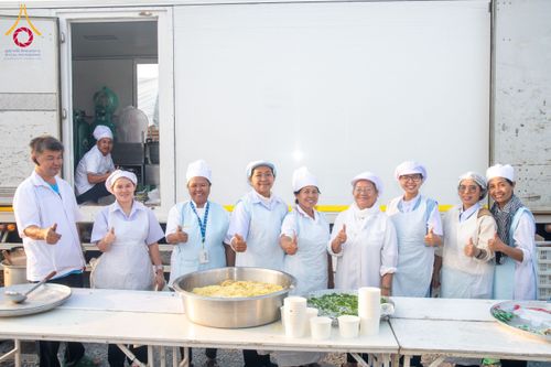 ภาพ No.191063:พิธีถวายภัตตาหารเป็นสังฆทาน แด่พระธรรมยาตรา ณ อนุสรณ์สถานคลองบางนางแท่น อ.สามพราน จ.นครปฐม ในโครงการธรรมยาตรา กตัญญูบูชา มหาปูชนียาจารย์ พระมงคลเทพมุนี(สด จนฺทสโร) พระผู้ปราบมาร อนุสรณ์สถาน 7 แห่ง ปีที่ 13 วันที่ 8 มกราคม พ.ศ. 2568