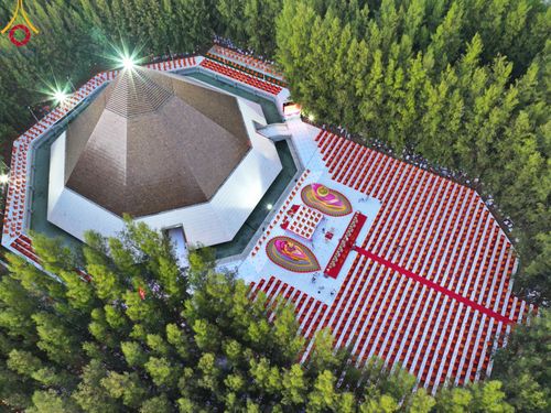 ภาพ No.107155:พิธีจุดประทีปถวายเป็นพุทธบูชา และบูชาธรรมมหาปูชนียาจารย์ ในโครงการธรรมยาตรากตัญญูบูชา มหาปูชนียาจารย์ พระมงคลเทพมุนี(สด จนฺทสโร) พระผู้ปราบมาร  อนุสรณ์สถาน 7 แห่ง ปีที่ 12  วันที่ 6 มกราคม พ.ศ. 2567 ณ อนุสรณ์สถานมหาวิหารพระมงคลเทพมุนี อ.สองพี่น้อง จ.สุพร