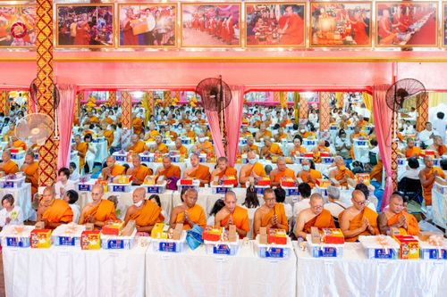 ภาพ No.197393:พิธีเจริญพระพุทธมนต์ ปฏิบัติธรรม มอบทุนการศึกษา ถวายสังฆทาน 108 วัด เพื่อถวายเป็นพุทธบูชา และขับเคลื่อนโครงการหมู่บ้านรักษาศีล 5 โดยคณะสงฆ์จังหวัดนนทบุรี คณะศิษยานุศิษย์วัดพระธรรมกาย โครงการธรรมยาตรา ปีที่ 13 ณ วัดตะเคียน อ.บางกรวย จ.นนทบุรี