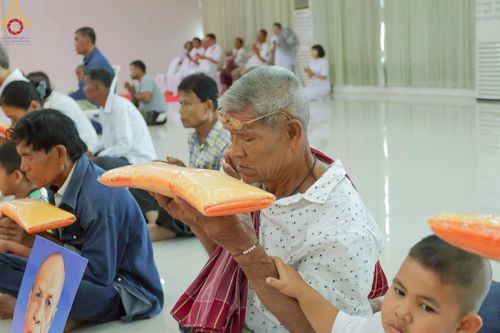 ภาพ No.216225:วันเสาร์ที่ 5 เมษายน พ.ศ. 2568 พิธีตัดปอยผม พิธีขอขมาผู้ปกครอง พิธีขอขมามอบผ้าไตร พิธีบรรพชา พิธีถวายบาตรสามเณร ณ ศูนย์ปฏิบัติธรรมและศูนย์อบรมเยาวชนเพชรบุรี ต.ท่าแลง อ.ท่ายาง จ.เพชรบุรี