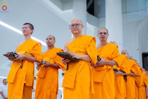 ภาพ No.123277:พิธีพระราชทานสัญญาบัตร พัดยศ และผ้าไตร แด่พระสงฆ์ในเขตปกครองคณะสงฆ์หนกลาง ณ วัดพระศรีมหาธาตุ เขตบางเขน กรุงเทพมหานคร และพิธีมุทิตาสักการะพระสังฆาธิการ ผู้ได้รับเลื่อนและตั้งสมณศักดิ์ ตามพระบรมราชโองการ ณ วัดพระธรรมกาย ในวันที่ 4 กุมภาพันธ์ พ.ศ. 2567