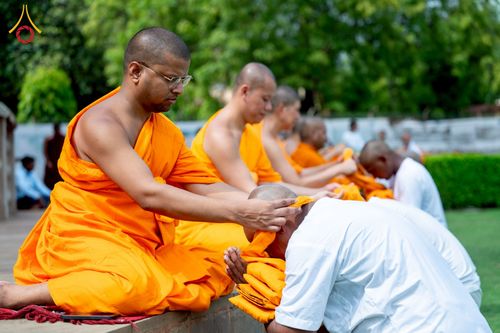 ภาพ No.231081:วันที่ 1 กรกฎาคม พ.ศ. 2568 โครงการบรรพชาสามเณร 300 รูป ถวายเป็นพุทธบูชา  วันอาสาฬหบูชา ณ จุดกำเนิดพระรัตนตรัย  ต้นแหล่งธัมมจักกัปปวัตตนสูตร เมืองพาราณสี  สารนาถ ประเทศอินเดีย