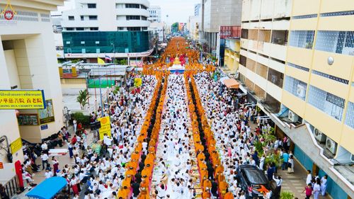 ภาพ No.85936:ตักบาตรพระนานาชาติ 10,000 รูป ใจกลางนครหาดใหญ่ จ.สงขลา วันอาทิตย์ที่ 20 สิงหาคม พ.ศ. 2566
