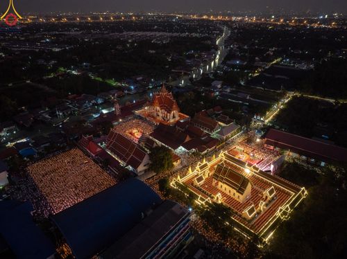 ภาพ No.197185:พิธีจุดประทีปถวายเป็นพุทธบูชา และบูชาธรรมมหาปูชนียาจารย์ ณ วัดโบสถ์(บน) ตำบลบางคูเวียง อำเภอบางกรวย จังหวัดนนทบุรี ในโครงการธรรมยาตรา กตัญญูบูชา มหาปูชนียาจารย์ พระมงคลเทพมุนี(สด จนฺทสโร) พระผู้ปราบมาร อนุสรณ์สถาน 7 แห่ง ปีที่ 13 วันที่ 18 มกราคม พ.ศ. 25