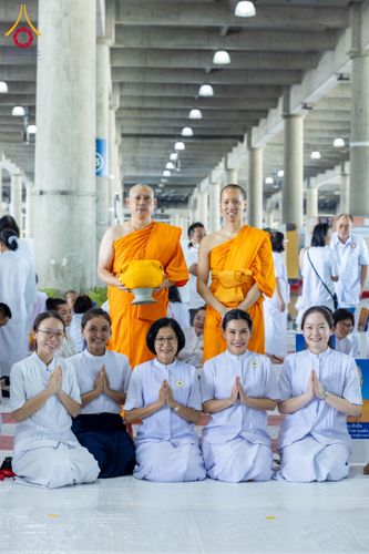 ภาพ No.62597:พิธีถวายบาตรเเละไทยธรรม ในโครงการอุปสมบทหมู่ บูชาธรรมหลวงพ่อธัมมชโย พ.ศ.2567 ณ ลานธรรม พระมหาธรรมกายเจดีย์ วันที่ 13 เมษายน พ.ศ.2567